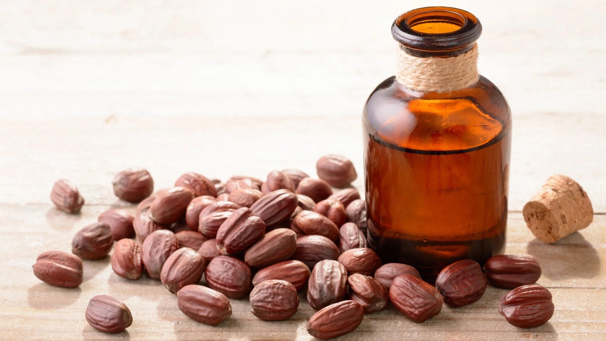 Jojoba Oil: Unveiling the Skin Benefits and Expert Recommendations