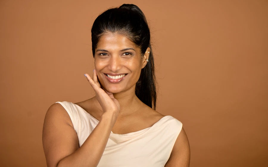 A woman with glowing skin, illustrating the benefits of alpha arbutin for dehydrated Indian skin. 