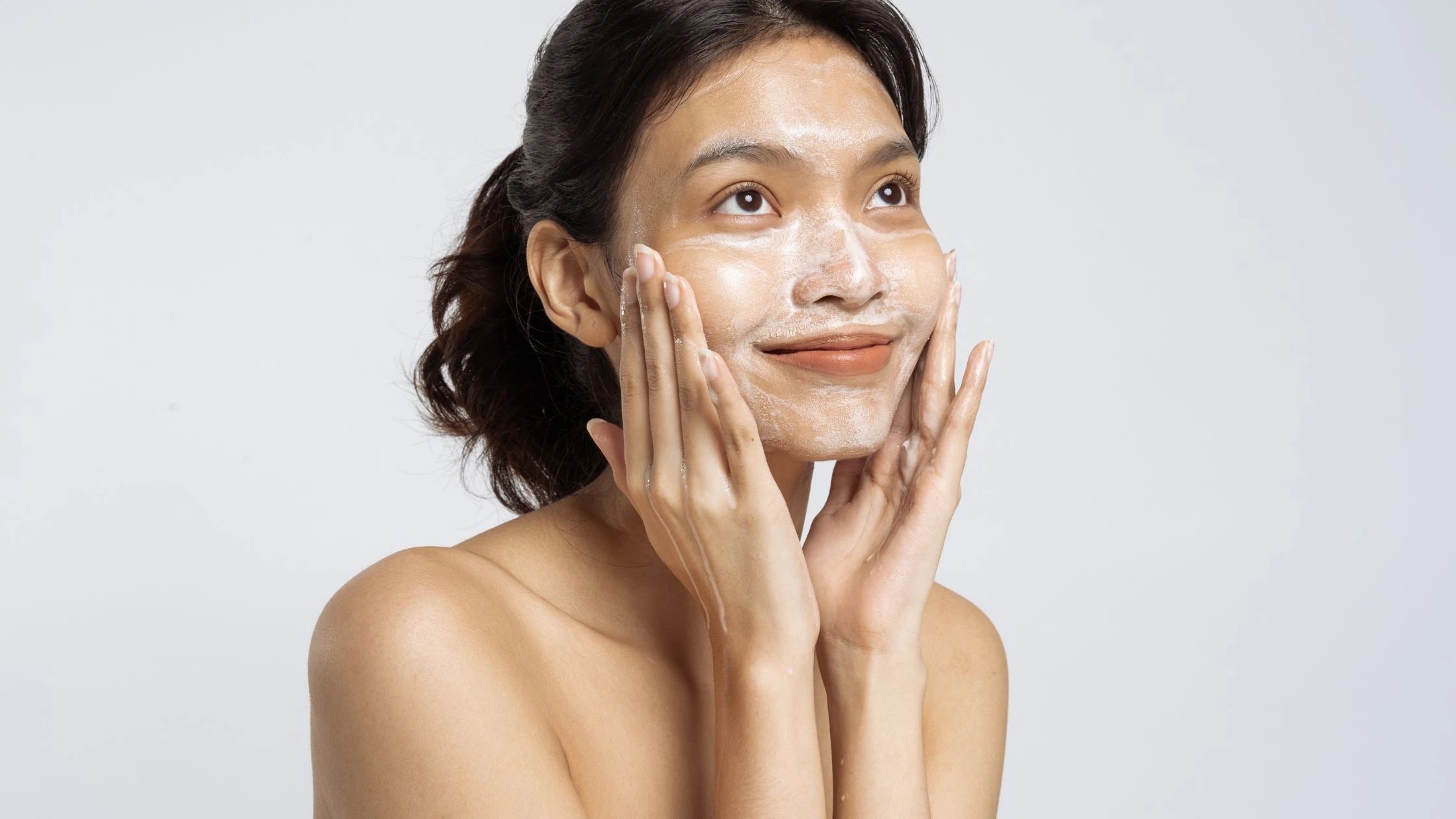 Face Wash Tutorial Tutorial: How to Use the Best Face Wash for Hyperpigmentation – World ...