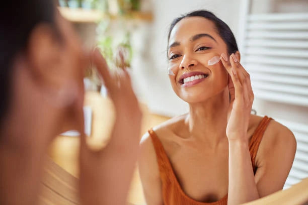 Natural ingredients for reducing lip pigmentation including lemon, honey and natural oils 